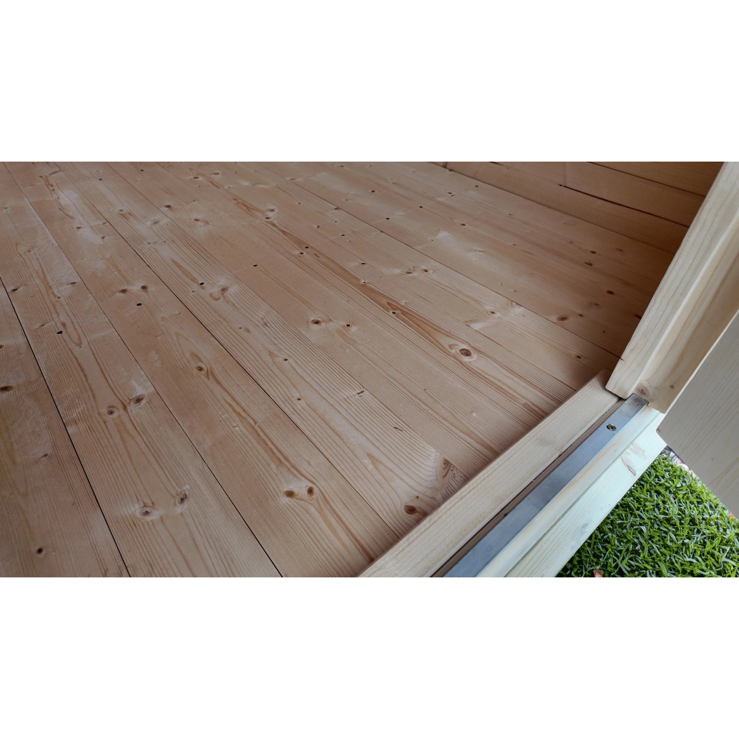 Innenansicht Weka Designhaus mit Holzboden und Türrahmen