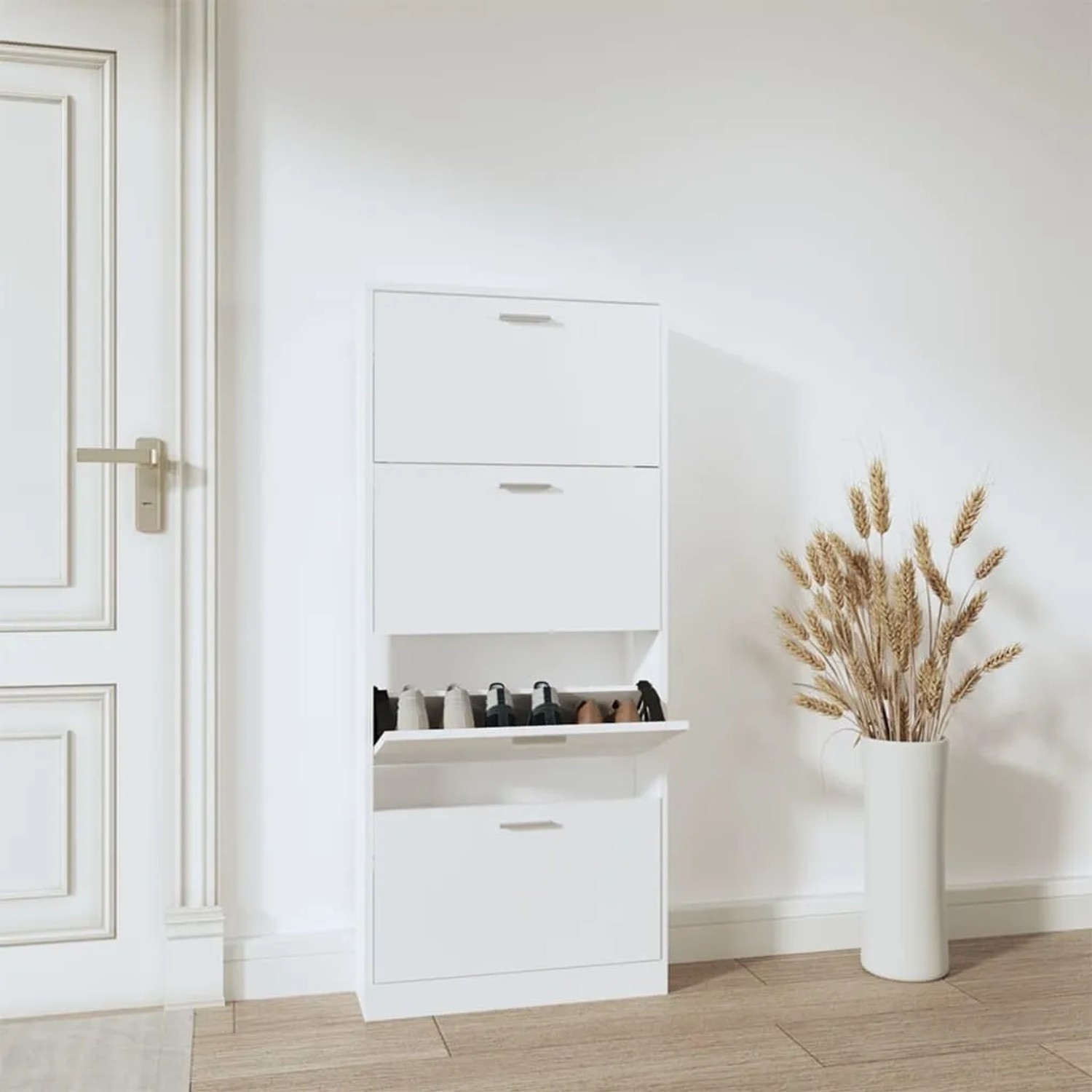 Weißer vidaXL Schuhschrank aus Holzwerkstoff mit 4 Klappen im Flur, eine offen mit Schuhen. Modernes Design für Schuhaufbewahrung.