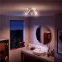 Weißer Philips Idris Deckenstrahler mit 3 schwenkbaren Spots im Badezimmer. Modernes, spritzwassergeschütztes Design, IP44.