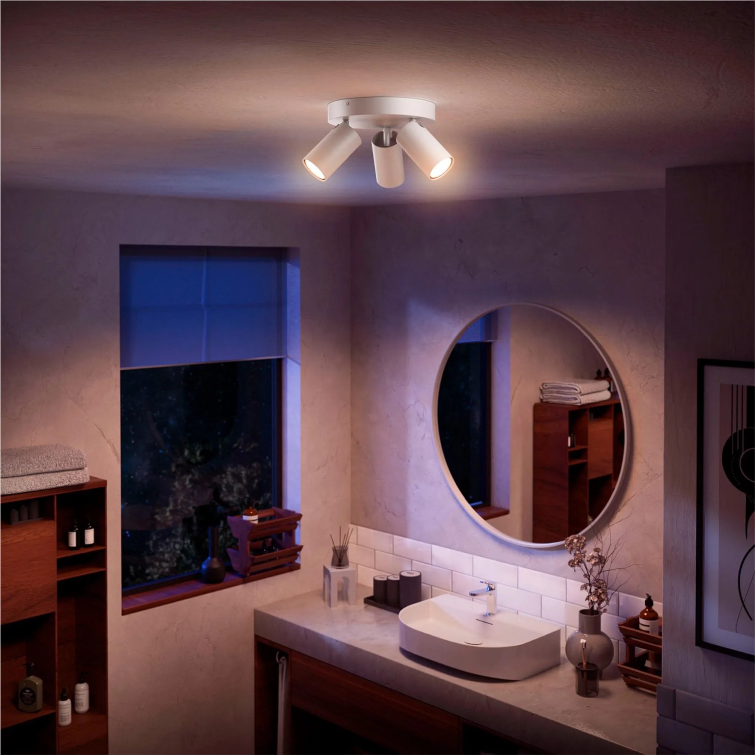 Weißer Philips Idris Deckenstrahler mit 3 schwenkbaren Spots im Badezimmer. Modernes, spritzwassergeschütztes Design, IP44.