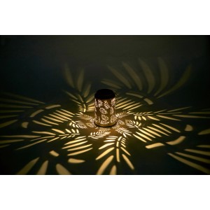 Beige Solar-LED-Laterne mit Blätter-Muster und warmweißem Lichtschein für Garten und Balkon.