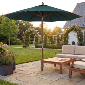 Dunkelgrüner runder Holz-Sonnenschirm (Ø3m) mit Seilzug auf Terrasse. Ideal für Garten & Gastronomie.