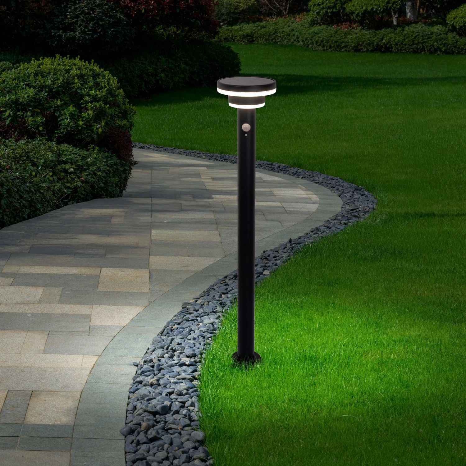Näve LED Solar Stehleuchte Nora, schwarz, Ø 16 cm, 86 cm hoch, mit Erdspieß im Garten.