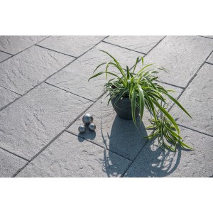 Diephaus Terrassenplatten Diano Quarz, 60x40 cm, grau, mit Pflanze und Deko-Kugeln.