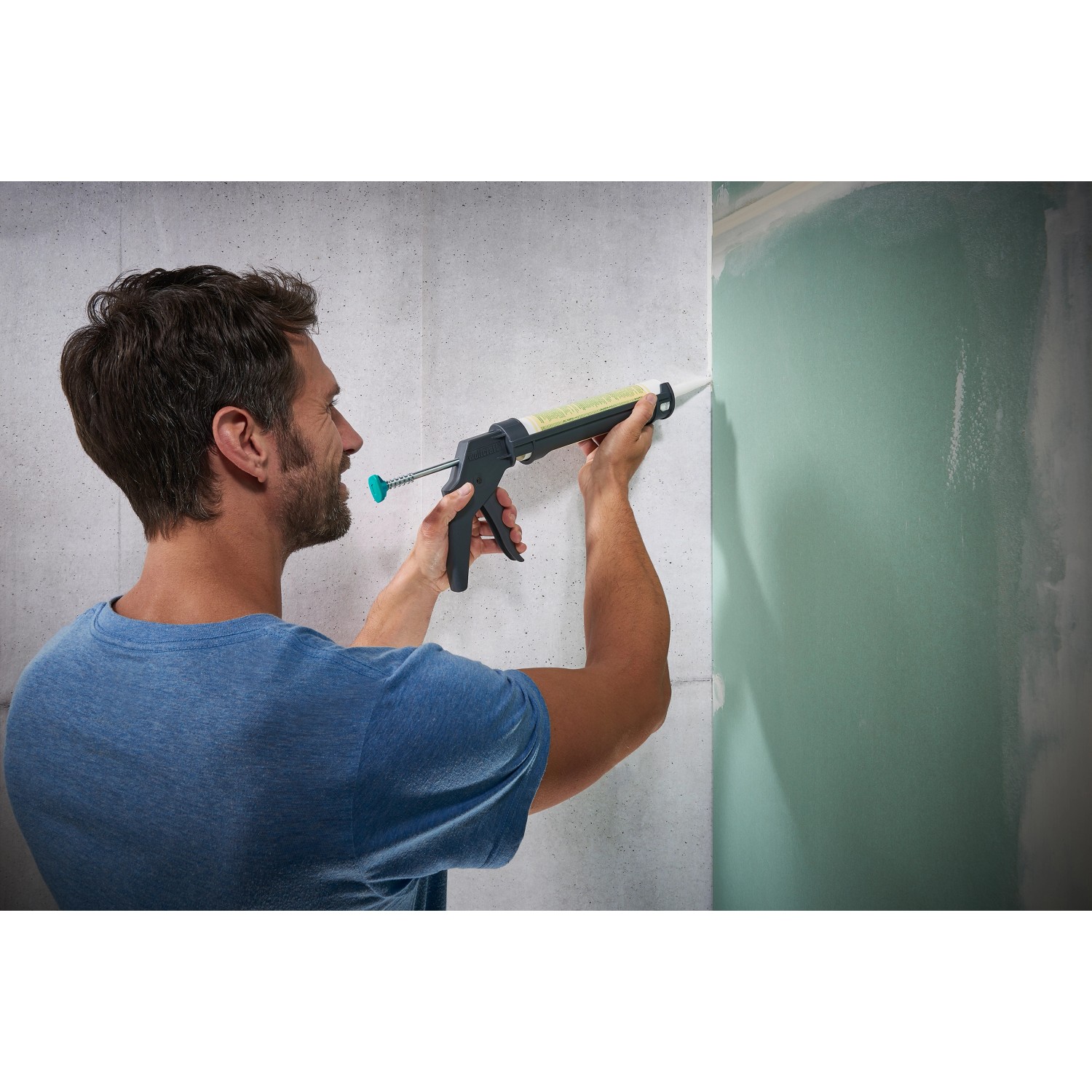 Wolfcraft MG 100 Kartuschenpresse für 310ml Kartuschen bei der Anwendung.