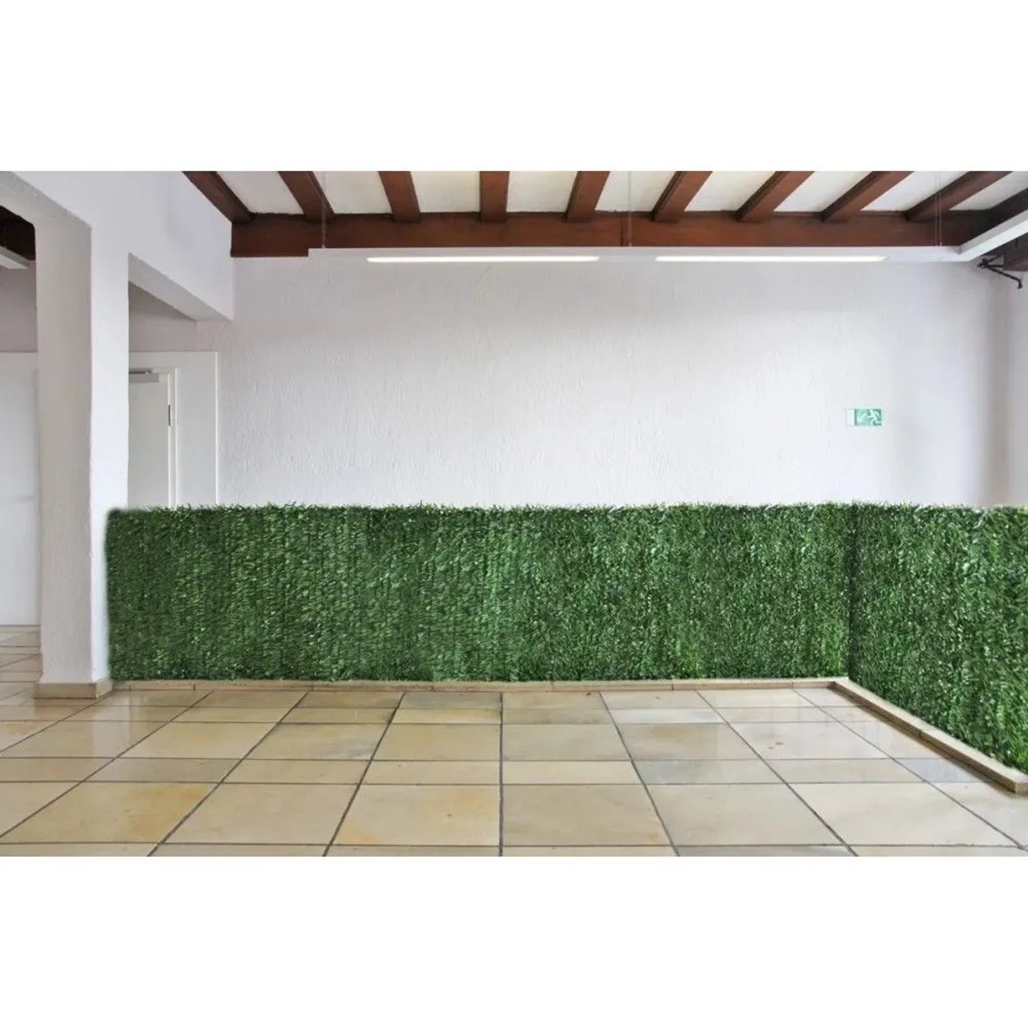 Grüner Balkonsichtschutz in Tannenoptik, dichtes Blätterkleid, L-förmig für Balkon & Terrasse.