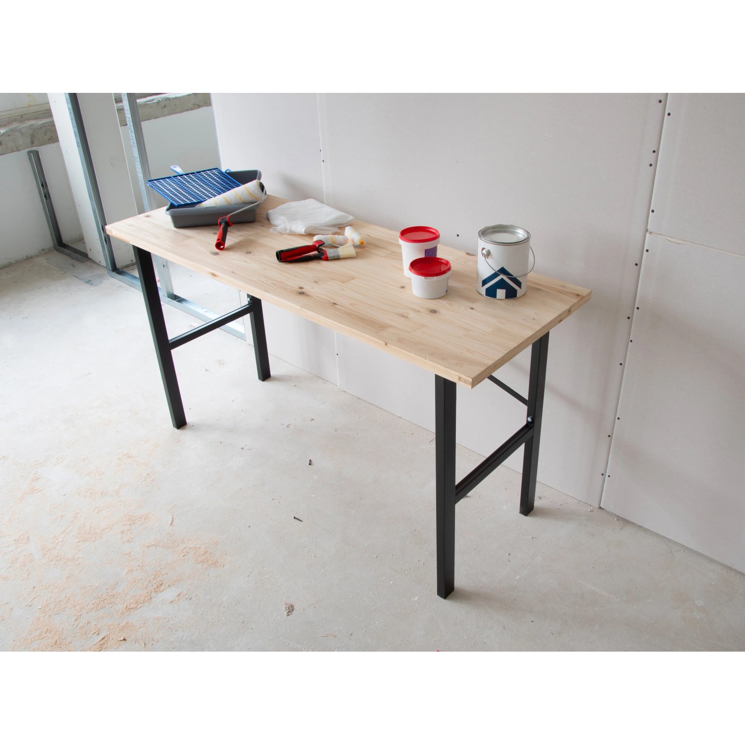 rikta Werkbank (159 cm) mit Holzplatte und Farbeimern. Ideal für Werkstatt und Hobby.