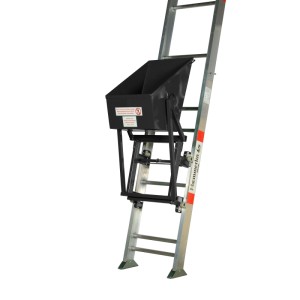 Haemmerlin Kippkübel 50 l, schwingend, für Bauaufzug. Silber-schwarzer Kübel an Leiter.