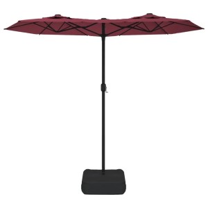Bordeauxroter Doppel-Sonnenschirm mit dunklem Mast und schwarzem Ständer. Großer Sonnenschutz für Garten & Terrasse.