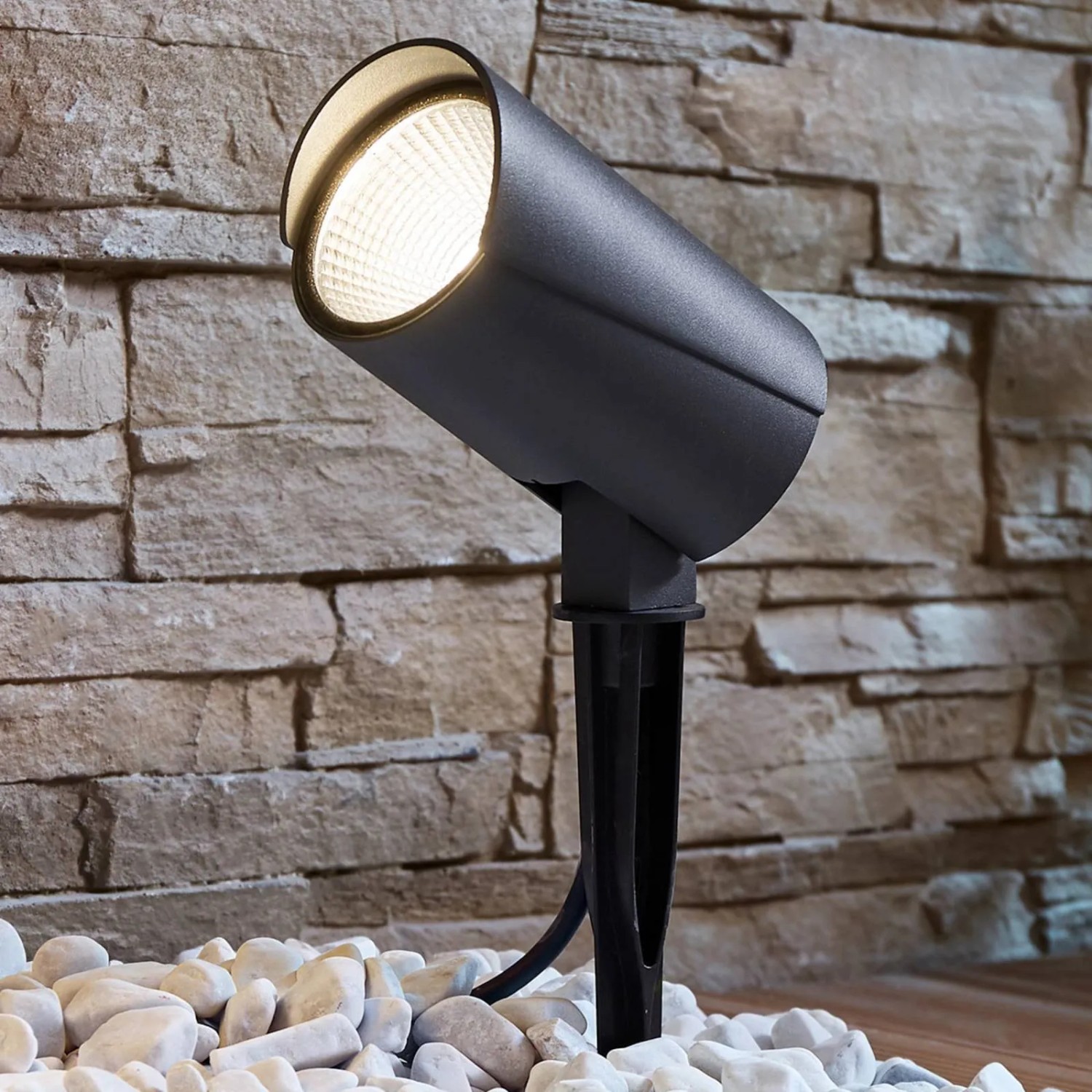 Moderne Lucande LED Gartenleuchte Anton aus Aluminium, alufarben, mit Erdspieß. Ideal für die Gartenbeleuchtung.