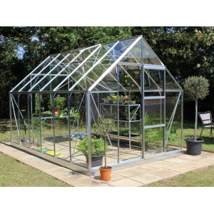 Halls Gewächshaus Universal 128 Alu, 9,9 m², mit Pflanzen. Häuschenförmiges Gewächshaus mit Aluminiumrahmen.