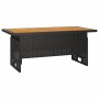 Tisch aus schwarzem Poly Rattan und Akazienholz für Garten-Lounge-Set.