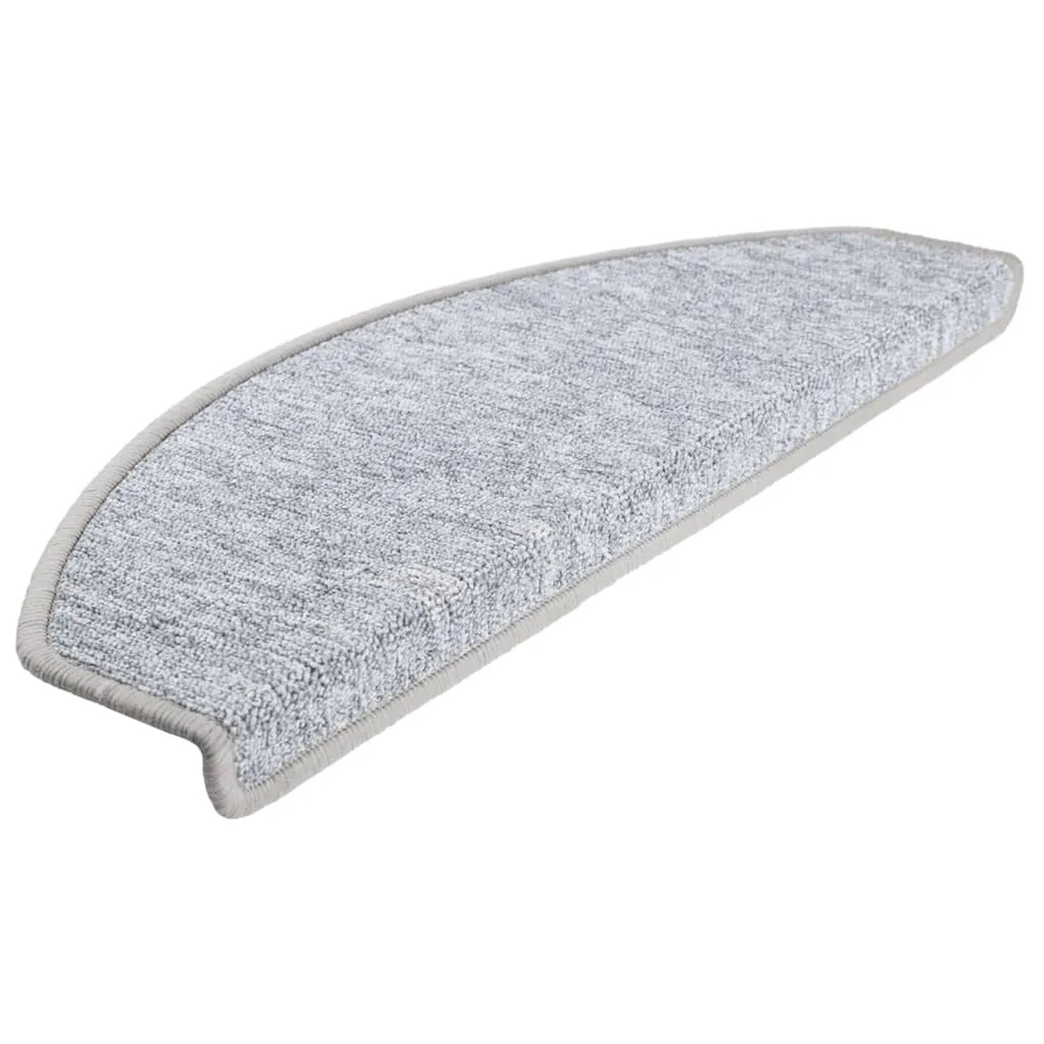 Hellgraue halbrunde Stufenmatte aus getuftetem Material, 65x24 cm. Rutschfester Treppenschutz.