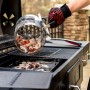 Char-Broil Grillhandschuhe im Einsatz: Hitzebeständige Handschuhe für sicheres Grillen mit Holzkohle.