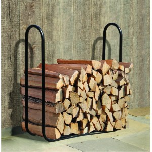 ShelterLogic Kaminholzregal (122x25cm) mit Holz gefüllt. Das Regal ist aus schwarzem Metall.