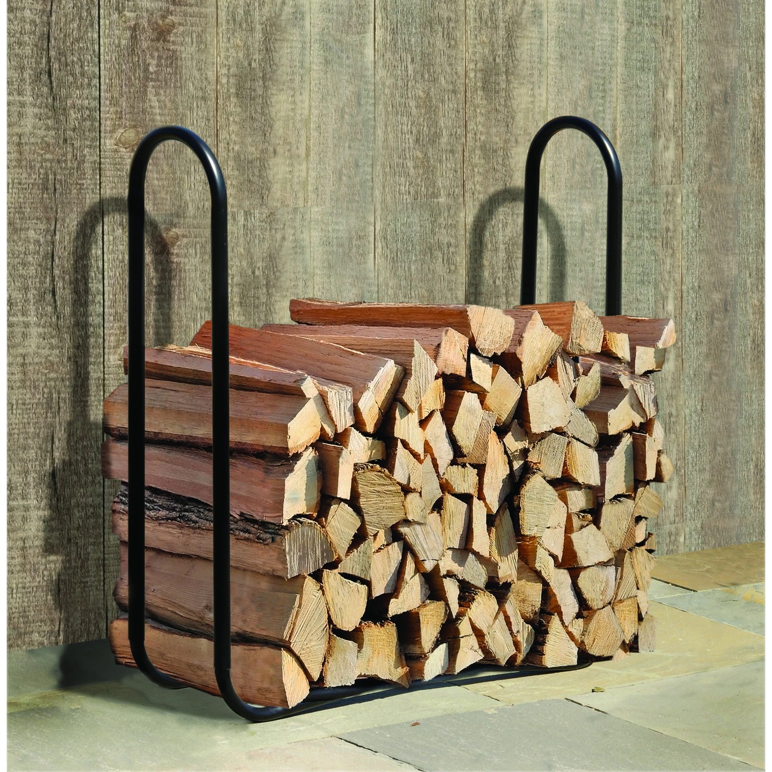 ShelterLogic Kaminholzregal (122x25cm) mit Holz gefüllt. Das Regal ist aus schwarzem Metall.