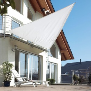 Dreieckiges, weißes Sonnensegel am Balkon befestigt. Ideal als Sonnenschutz im Garten.