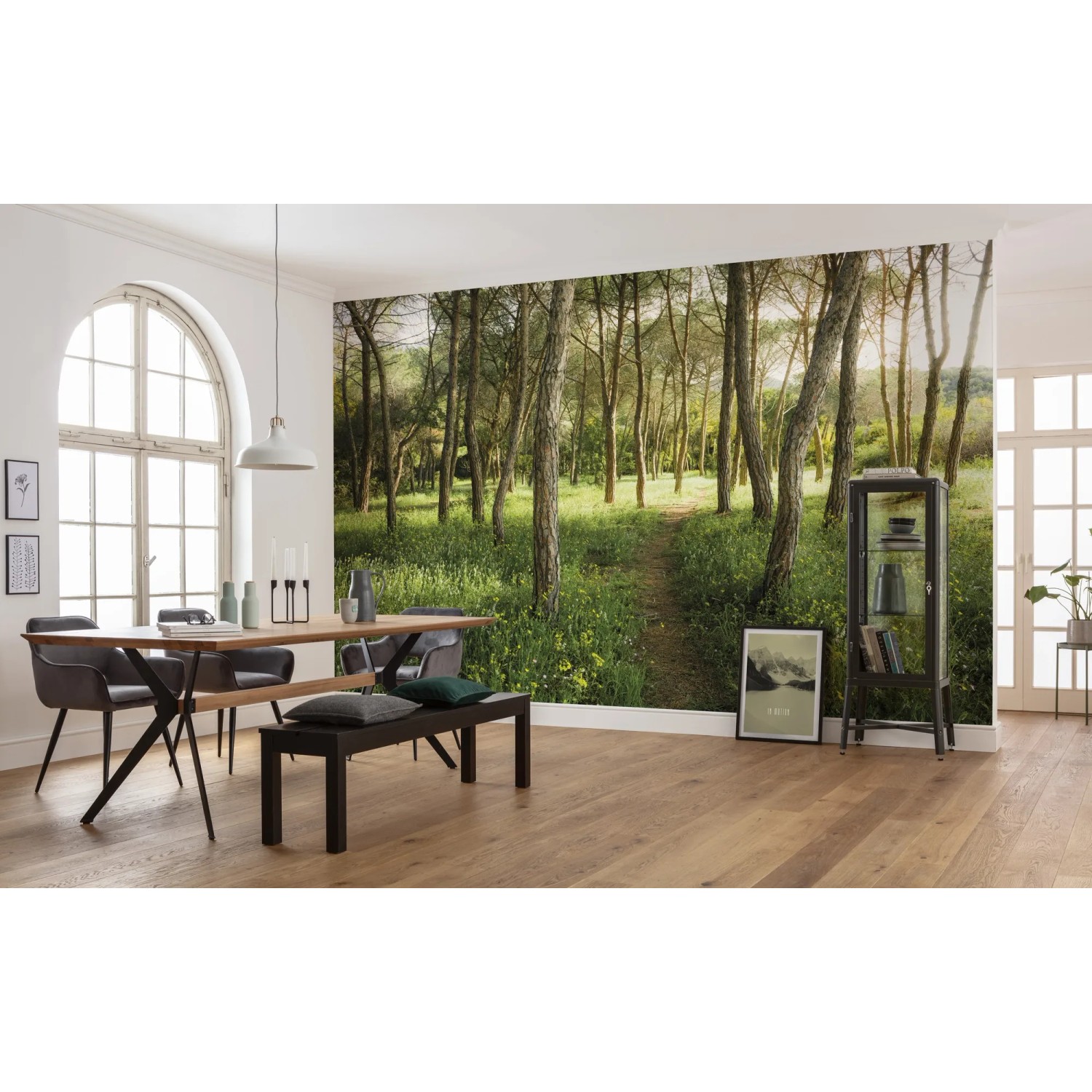 Vlies Fototapete Blütenzauberwald (450x280 cm) im Wohnraum mit Esstisch und Dekoration.