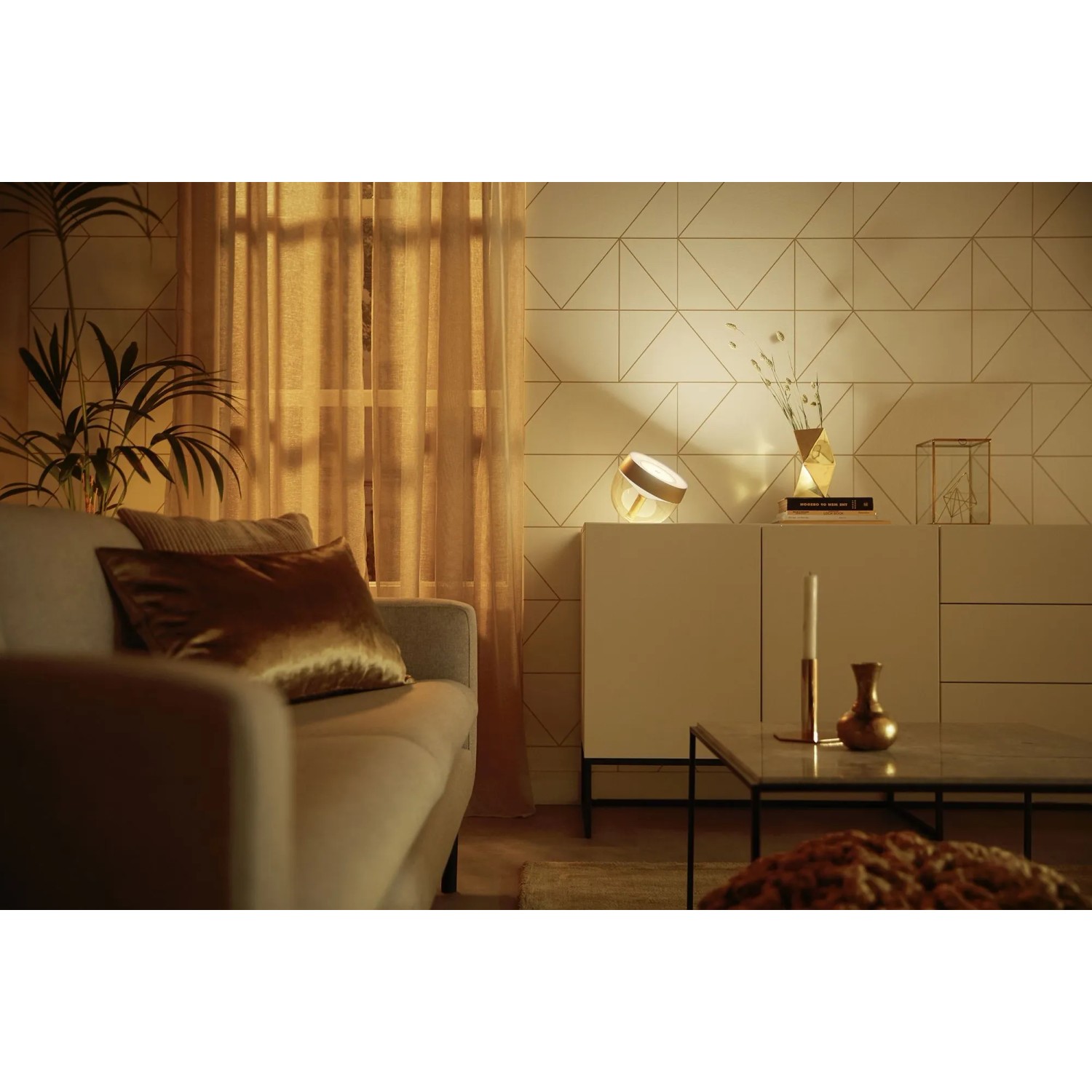 Philips Hue Smart-LED-Tischleuchte Iris White & Color Ambiance Gold_4