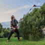 Mann schneidet Hecke mit Einhell Akku-Teleskop-Heckenschere GC-HH 18/45 Li T-Solo.