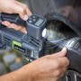 LUX Akku-Kompressor 1PowerSystem A-LP-20 Solo beim Aufpumpen eines Autoreifens.