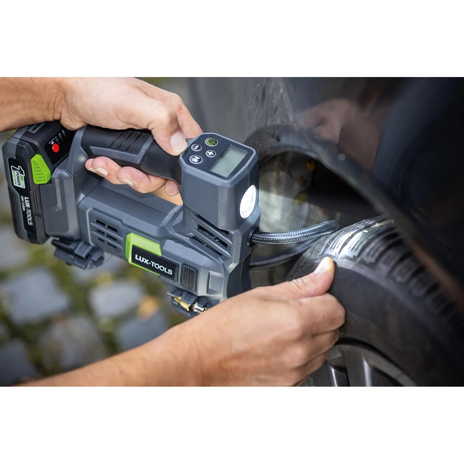 LUX Akku-Kompressor 1PowerSystem A-LP-20 Solo beim Aufpumpen eines Autoreifens.