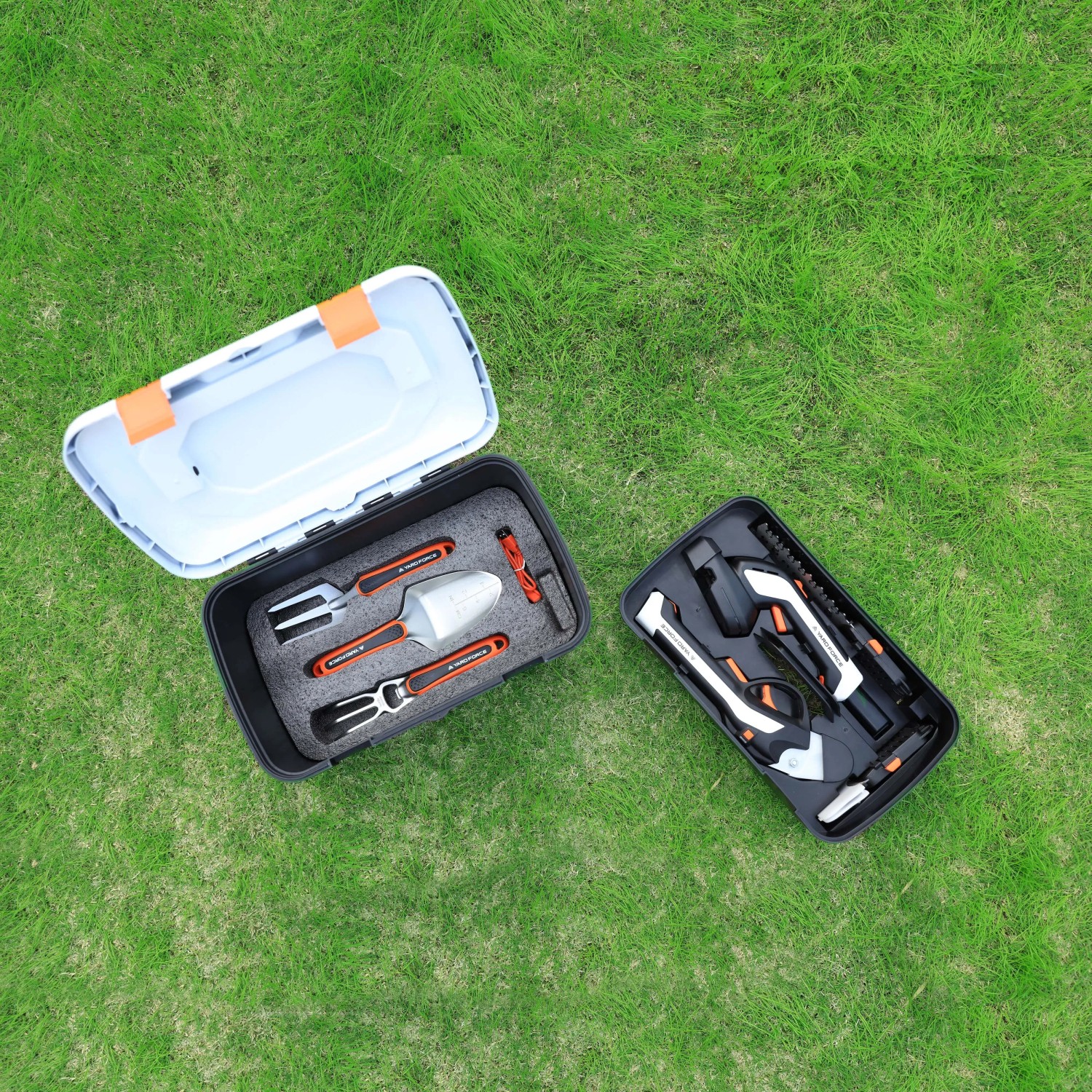 Yard Force Gartenwerkzeug-Set Vita 6-teilig im Koffer auf Rasen. Grasschere, Strauchschere, Handrechen, Pflanzkelle, Grabegabel.