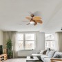 CMI Deckenventilator (Ø 76 cm) in Holzoptik mit Lampe und sechs Rotorblättern im Wohnzimmer.