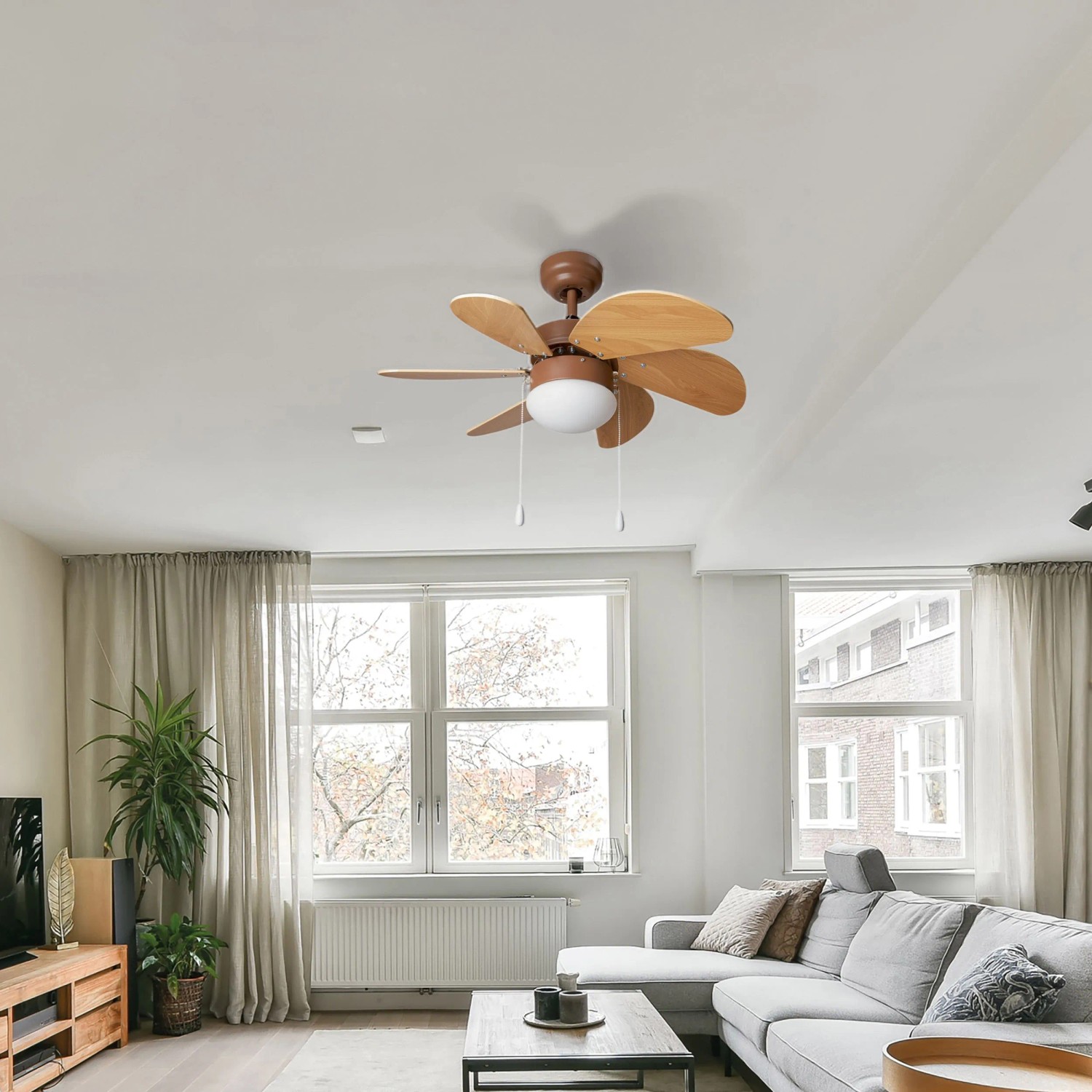 CMI Deckenventilator (Ø 76 cm) in Holzoptik mit Lampe und sechs Rotorblättern im Wohnzimmer.
