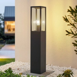 Schwarze Lindby Außenleuchte Peldar aus Aluminium, 80cm hoch, mit Glaseinsatz. Wegeleuchte für Garten und Terrasse.