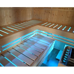 Karibu RGB+W Leuchten Set (40mm x 750mm) in Sauna mit blauer Beleuchtung.