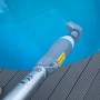Pool-Handsauger mit Akku im Einsatz, reinigt Pool. Weiß-grauer Poolsauger mit Teleskopstange.