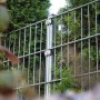 Detailansicht eines verzinkten Doppelstabmattenzauns (103x201cm) im Garten.