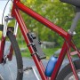 Basi Faltschloss ZR 314 am Fahrradrahmen befestigt. Das Fahrradschloss ist schwarz und mit Kunststoff ummantelt.