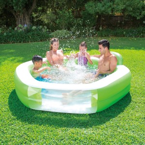 Grüner, aufblasbarer Summer Waves Familien-Pool mit spielenden Personen im Garten.