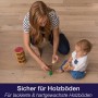 Frau und Kind spielen auf Parkettboden. Bona Parkettreiniger geeignet für lackierte und gewachste Böden.