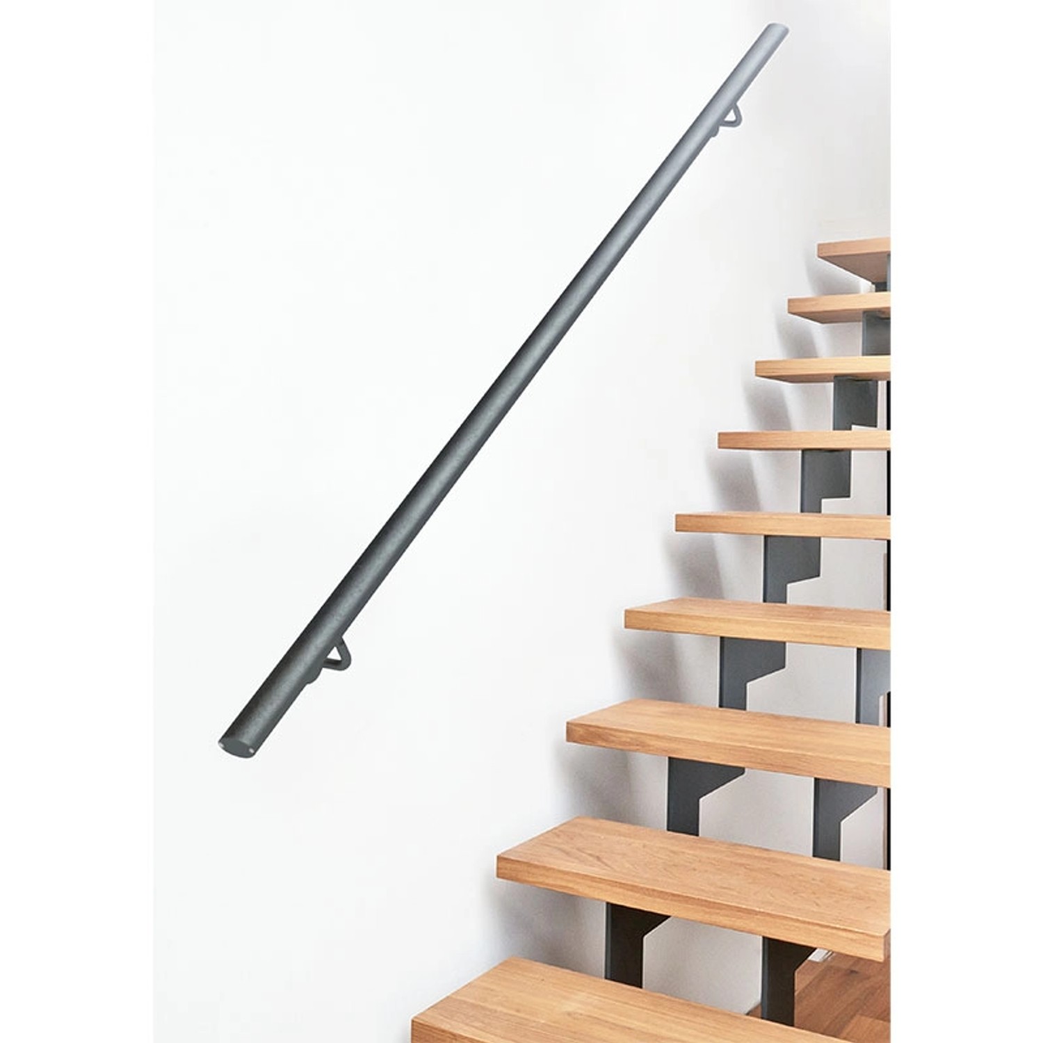 Kordo Wandhandlauf-Set aus Aluminium in Anthrazit an einer Treppe.