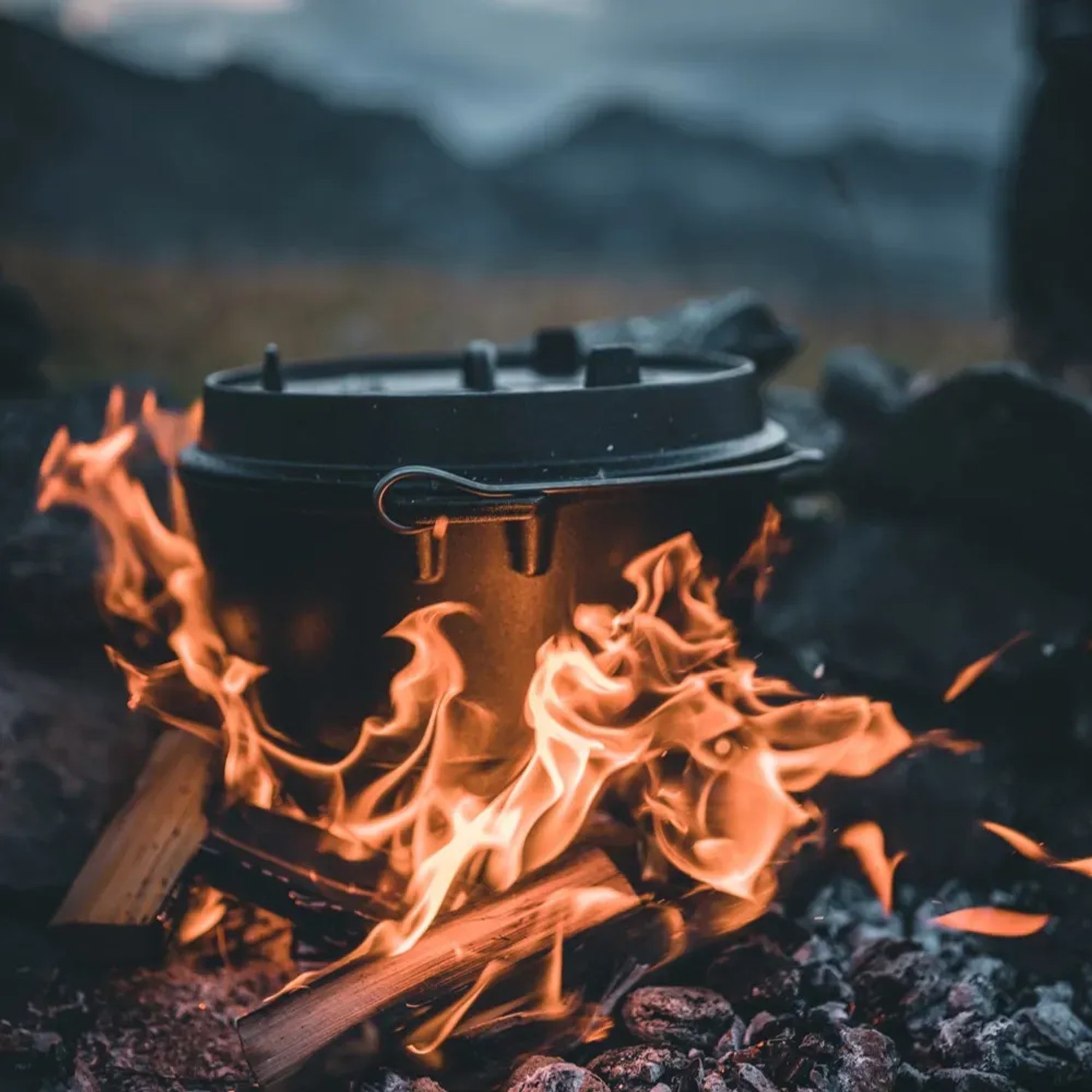 Petromax Dutch Oven FT4.5-T auf offenem Feuer. Gusseisen Topf zum Kochen und Backen im Freien.