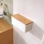 Weiße Tesa Baboo Aufbewahrungsbox Medium mit Bambusdeckel an Badezimmerwand.