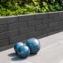Diephaus Mauerstein Patea Pico Basalt, 40x10x10 cm, als Gartenmauer mit Dekokugeln.