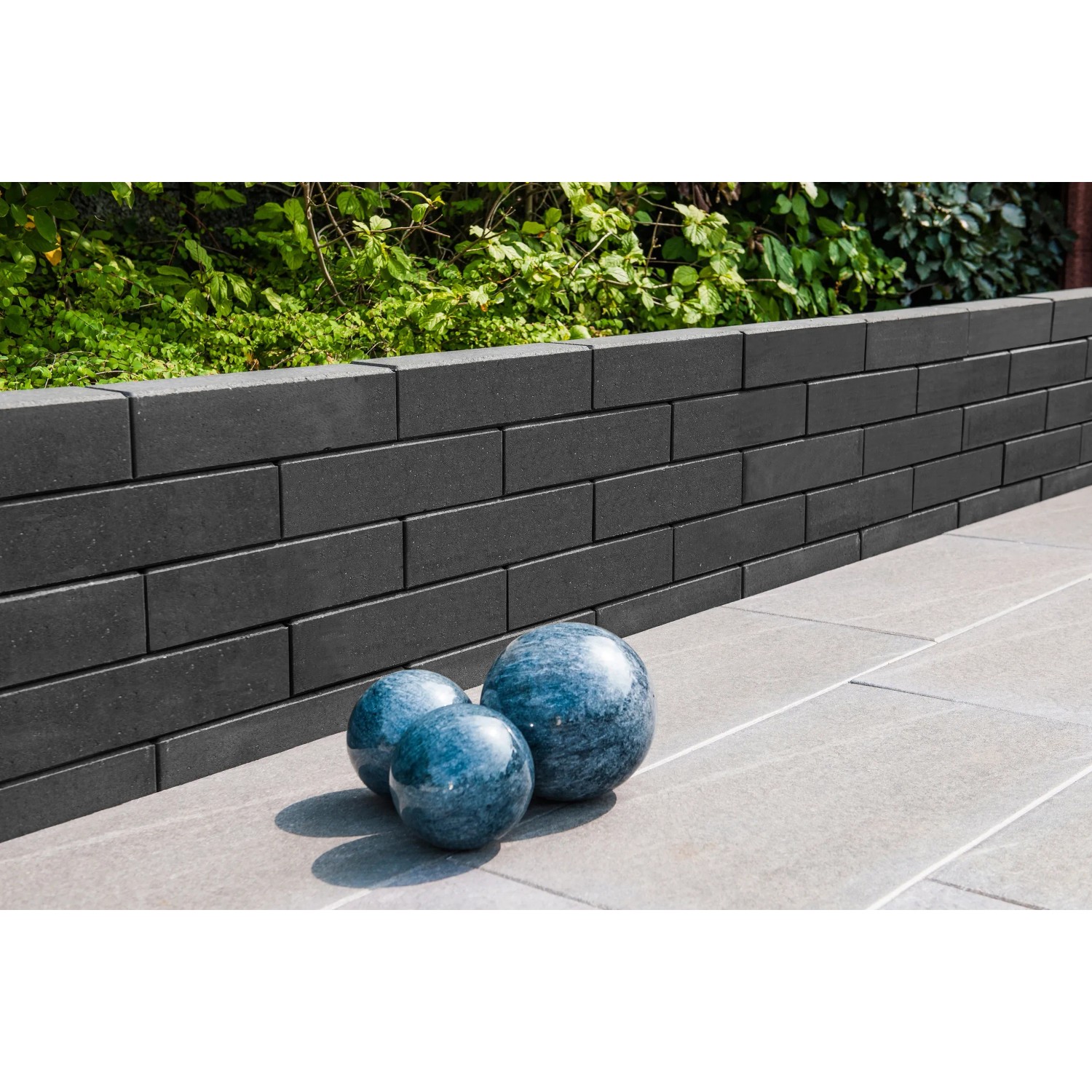 Diephaus Mauerstein Patea Pico Basalt, 40x10x10 cm, als Gartenmauer mit Dekokugeln.