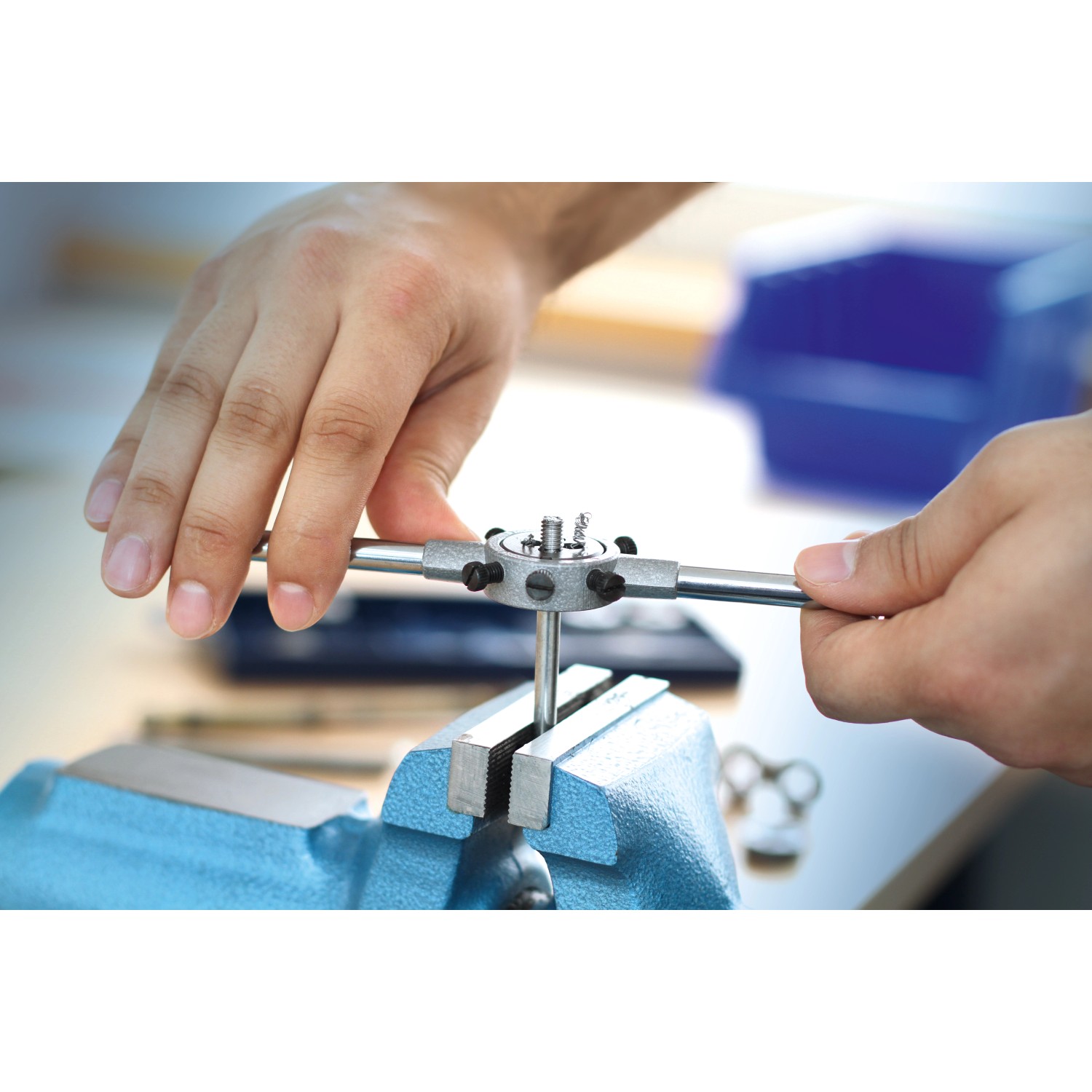 Anwendung: LUX Schneideisen Set M4-M10 Comfort im Schraubstock für Außengewinde.