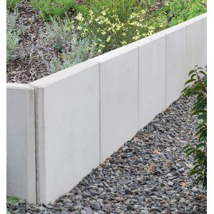 Graue Diephaus L-Steine bewehrt als Einfassung für ein Beet und einen Weg.