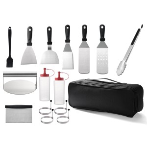 Buschbeck Plancha-Set, 16-teilig mit Tasche: Grillutensilien wie Pfannenwender, Zange, Ölflaschen und Burger Smasher.