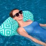 Frau entspannt auf der Bestway Pool-Hängematte Comfort Plush im Wasser.