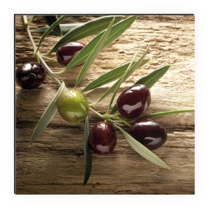 MySpotti Küchenrückwand Profix Cucina Mediterran Olive, Detailaufnahme mit Olivenzweig auf Holz.