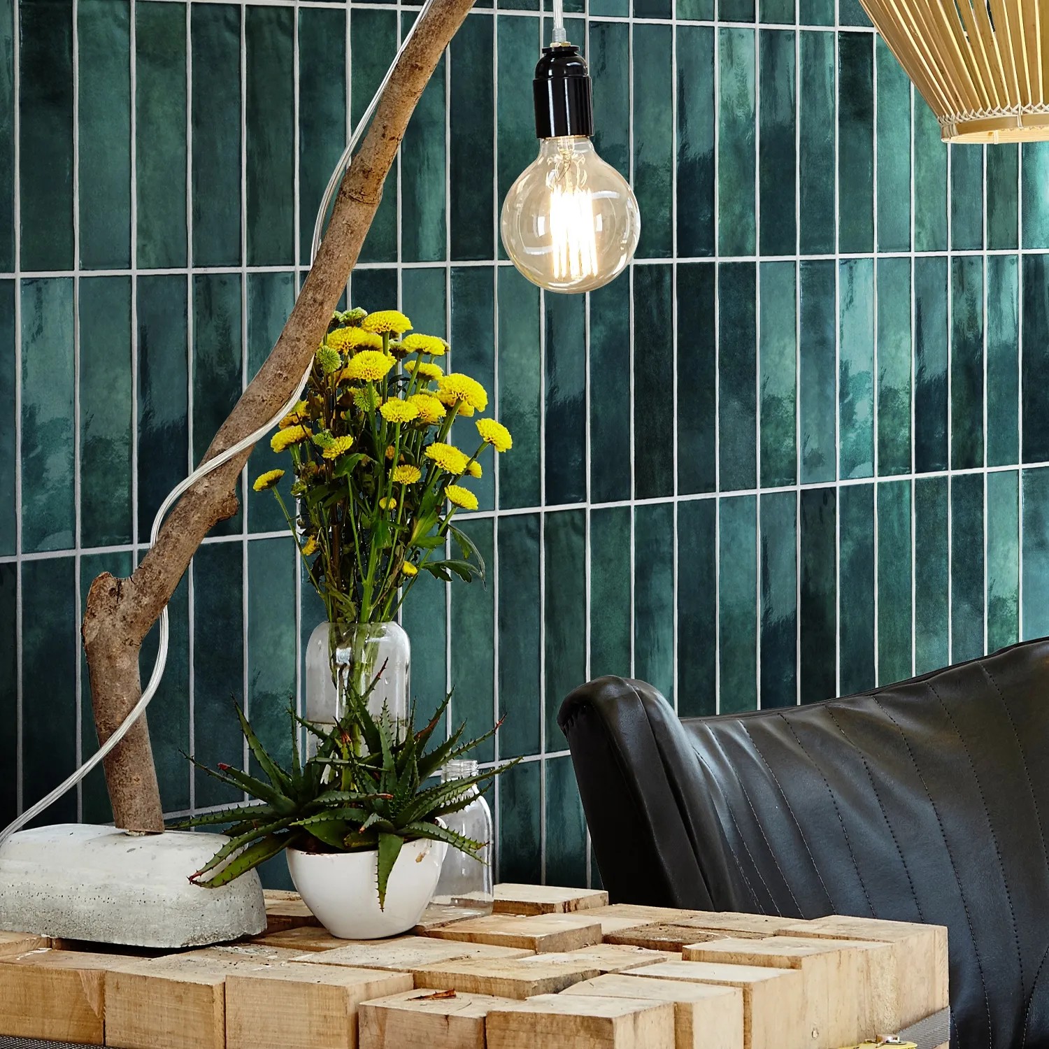 Grosfillex Wandpaneele Element 3D Optik Vertical Tiles Lagoon im Wohnraum.