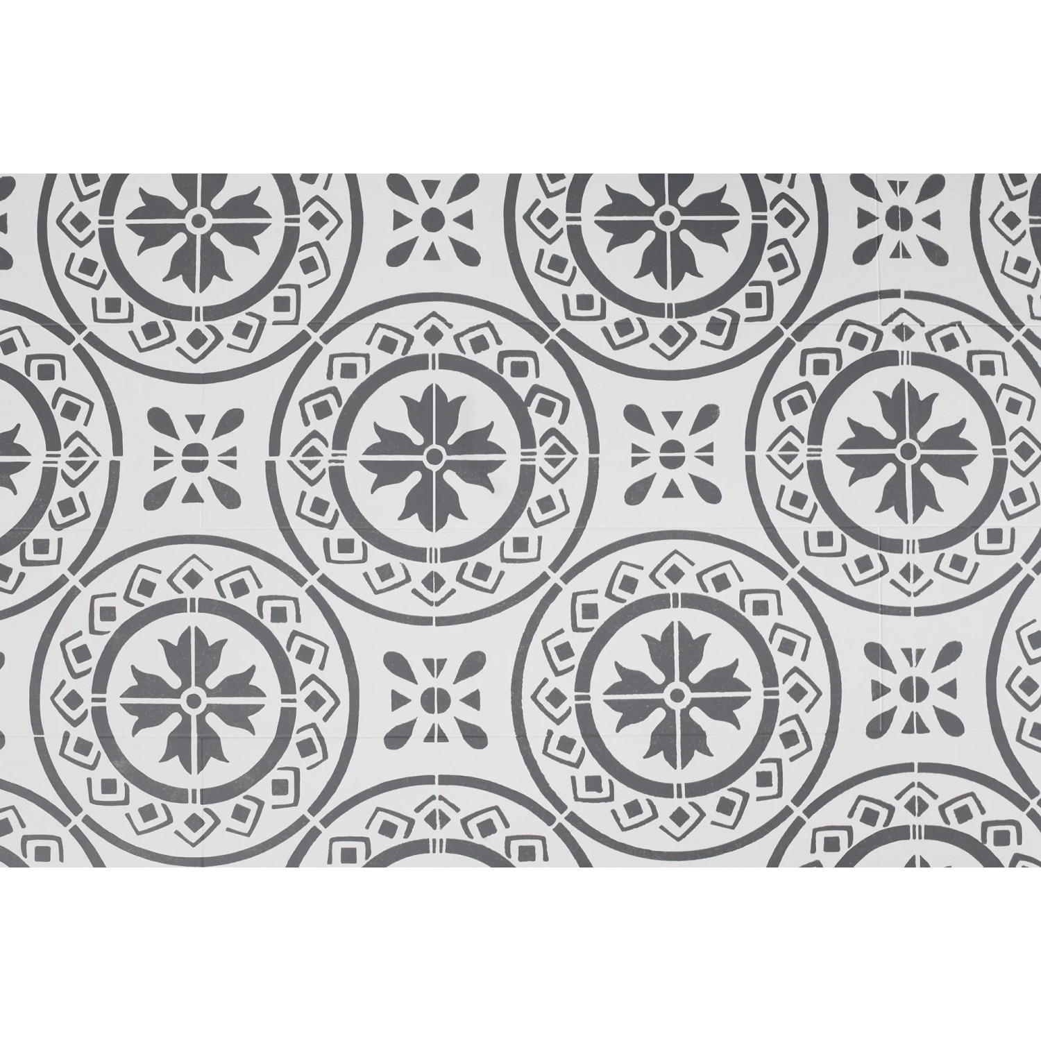 Muster von Rust-Oleum Kreide-Bodenfarbe Anthrazit mit floralen Ornamenten.