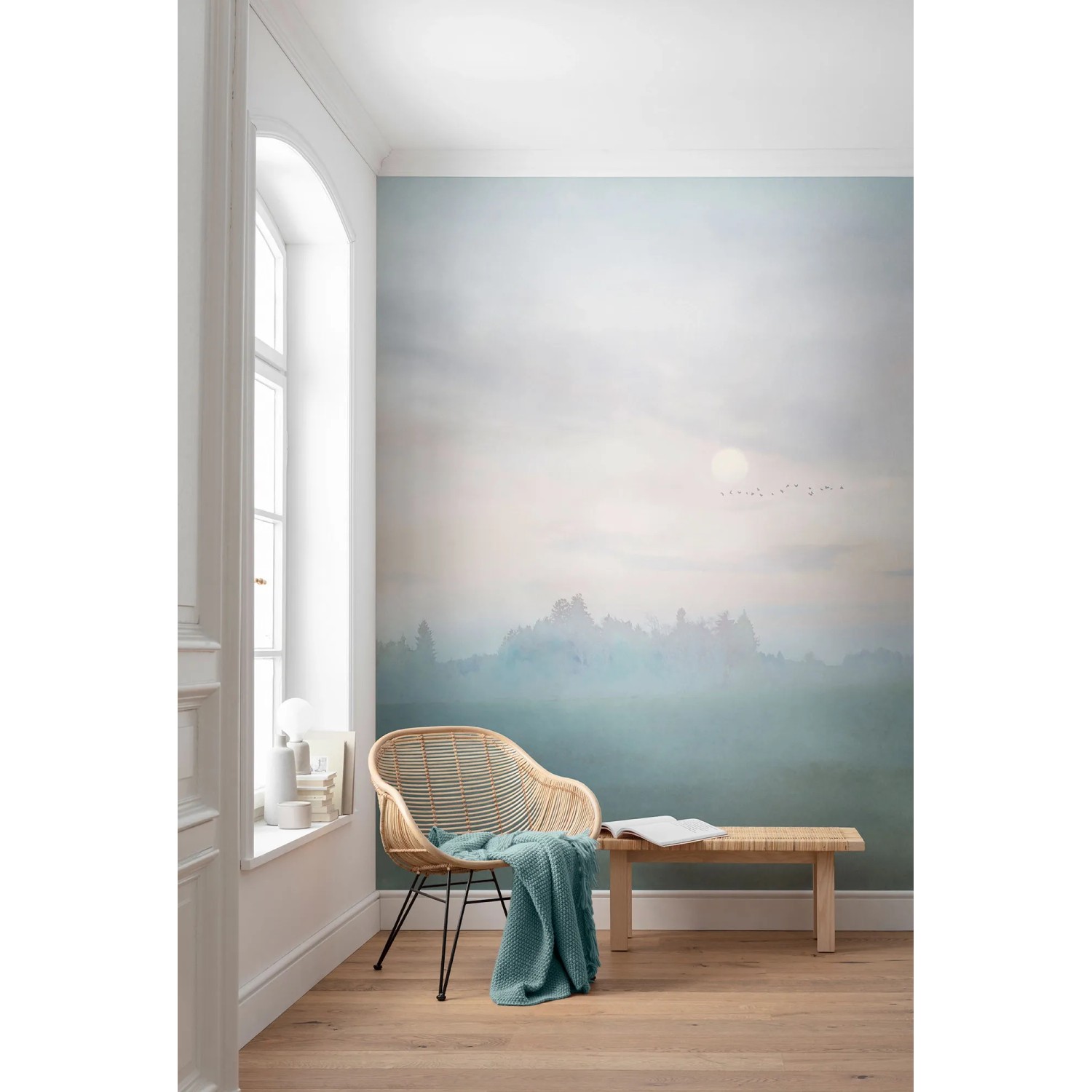 Komar Fototapete Hazy Hush (200x250cm) mit Landschaftsmotiv im Wohnraum.