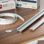 Paulmann Floor Profil mit Diffusor und YourLED Stripe auf Holzboden. LED-Streifen Zubehör.